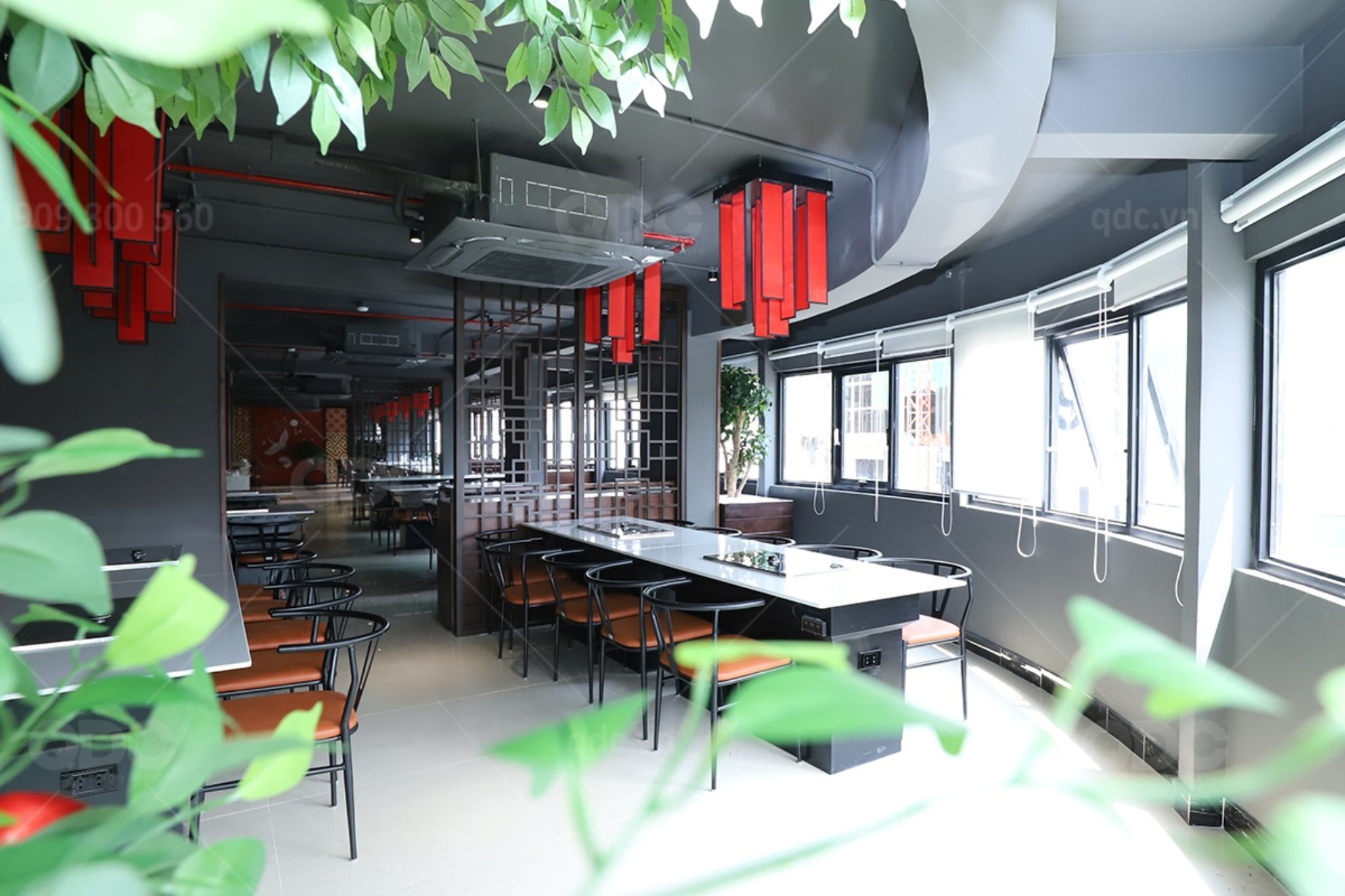 cây xanh tươi tốt trong không gian riêng tư của nhà hàng Long Đình