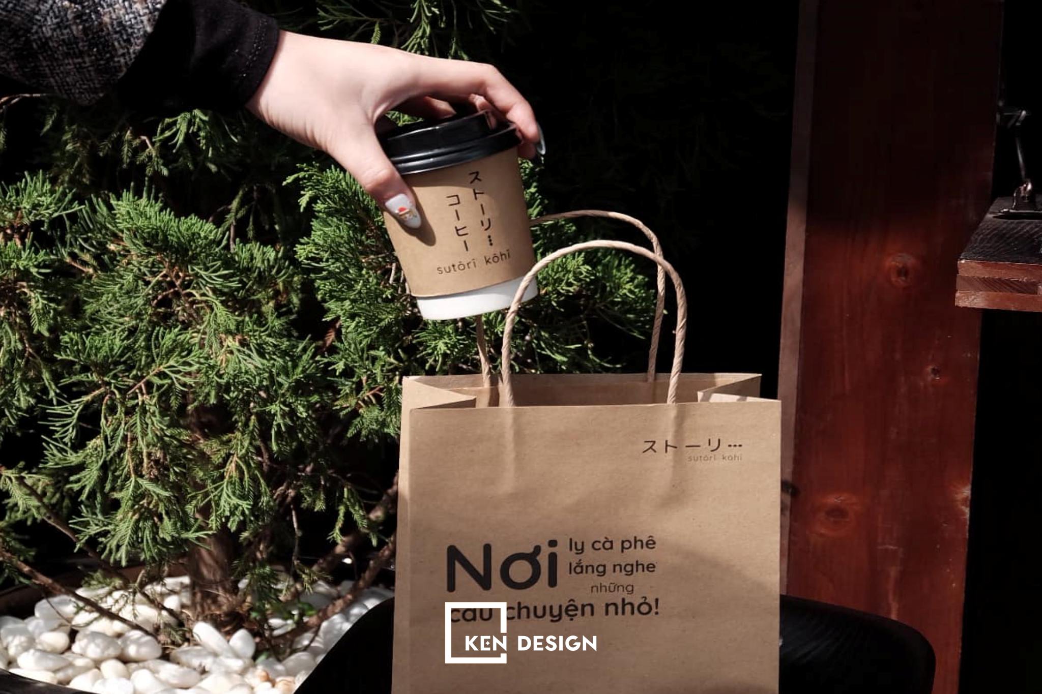 túi giấy của quán cafe với thiết kế đơn giản