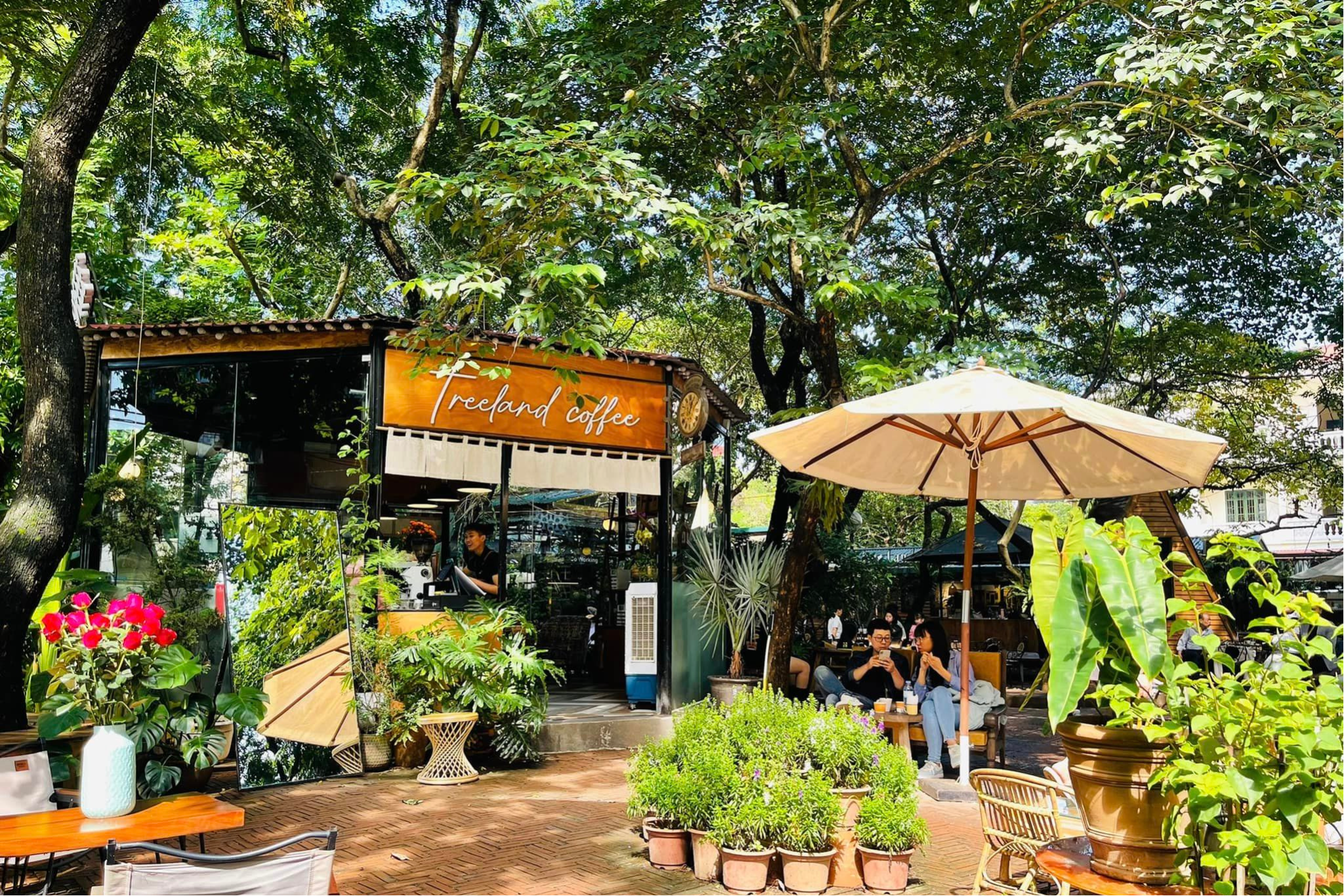 KHÔNG GIAN CAFE TÔ HIỆU CẦU GIẤY ĐỘC ĐÁO VÀ ẤM CÚNG