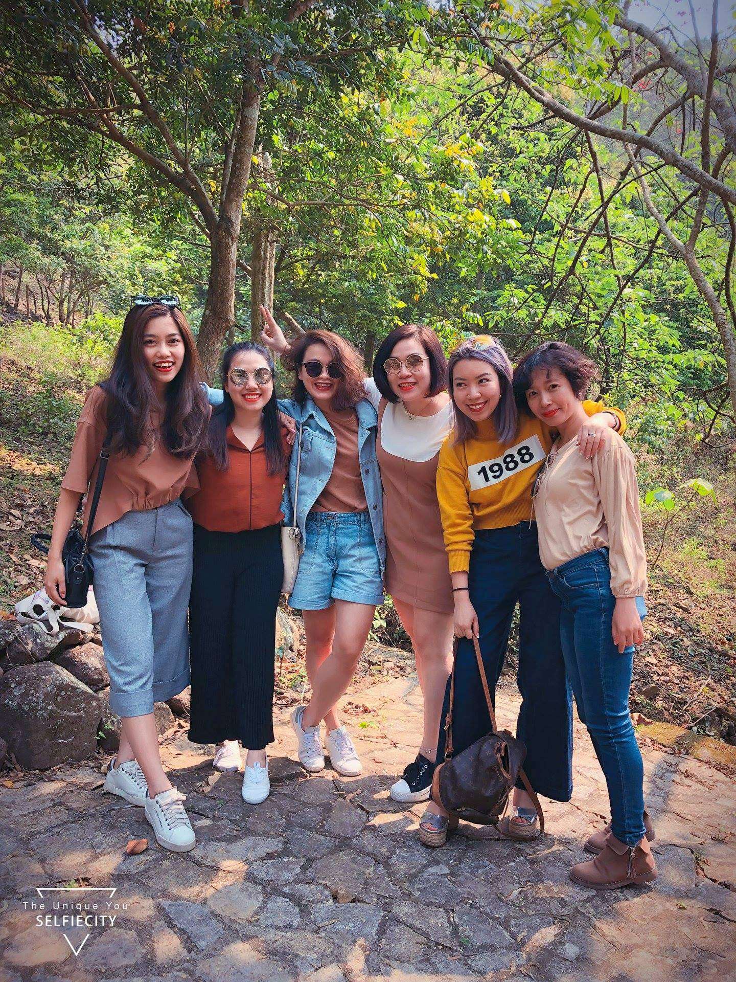 Du khách tại Nhà Suối Hòa Bình