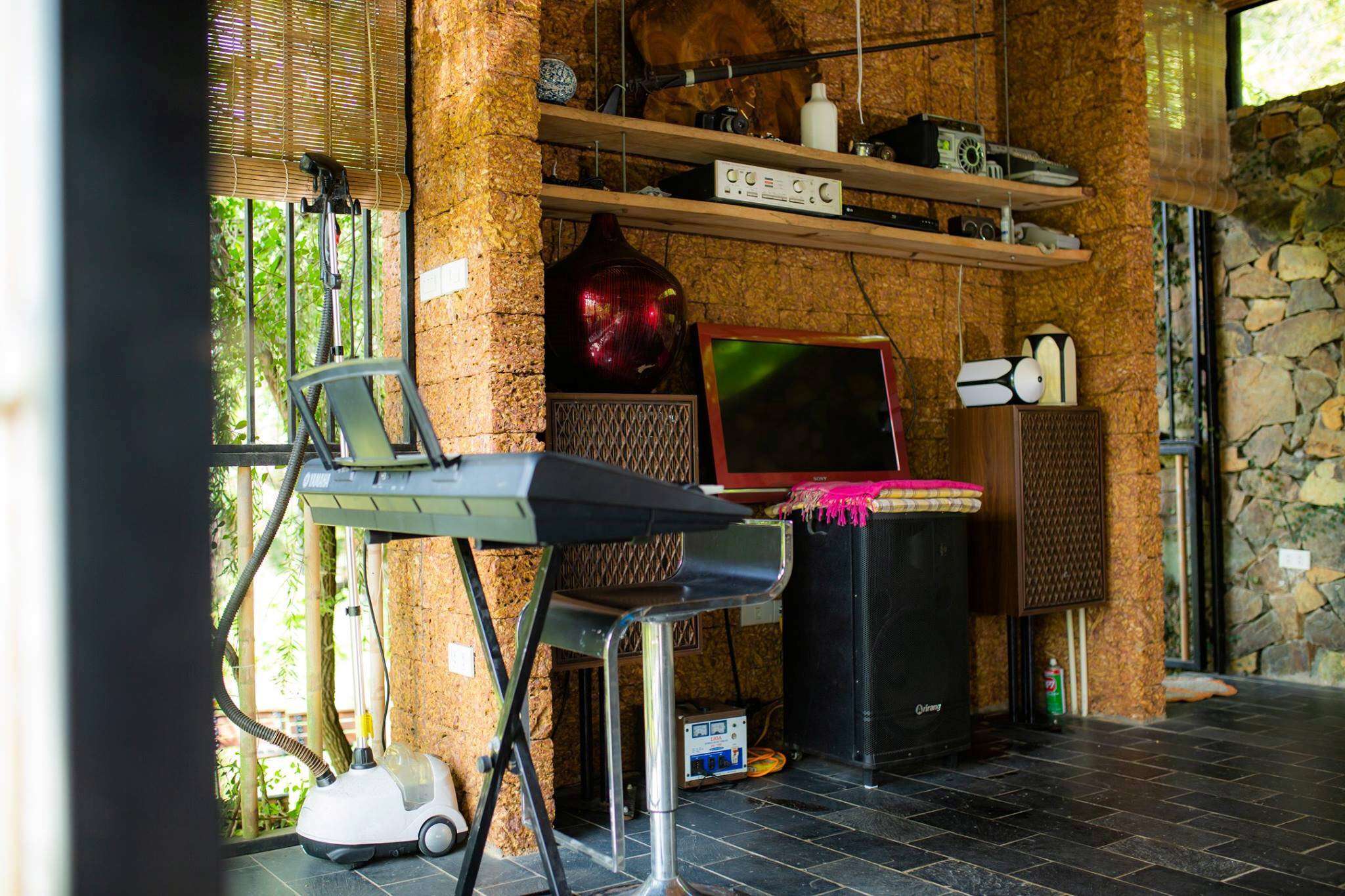 Không gian phòng khách tại Nhà Suối Hòa Bình