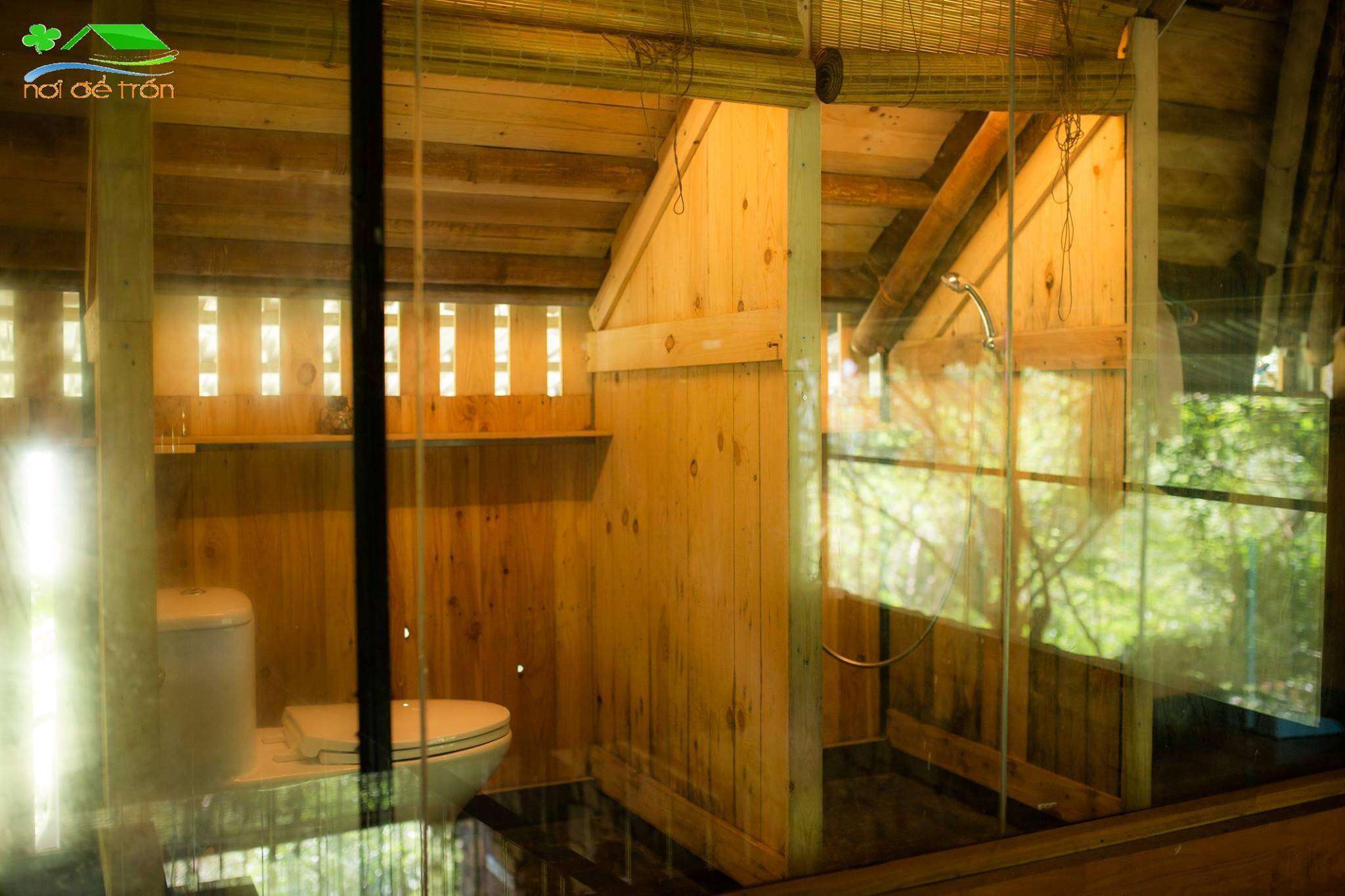 Không gian phòng vệ sinh tại Nhà Suối Hòa Bình