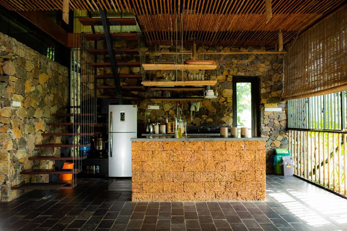 Không gian phòng bếp tại Nhà Suối Hòa Bình