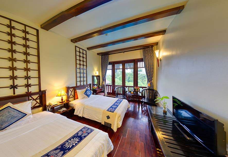 Review Mai Châu Lodge - phòng deluxe hướng bể bơi