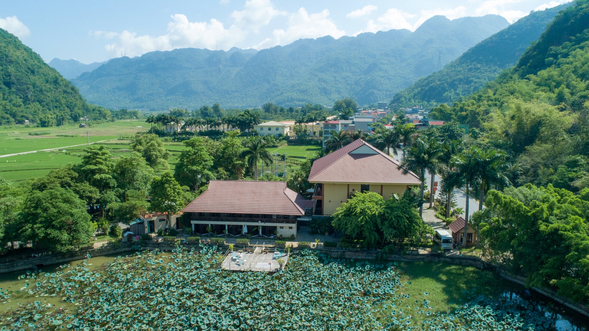 Review Mai Châu Lodge - không gian ngoài trời