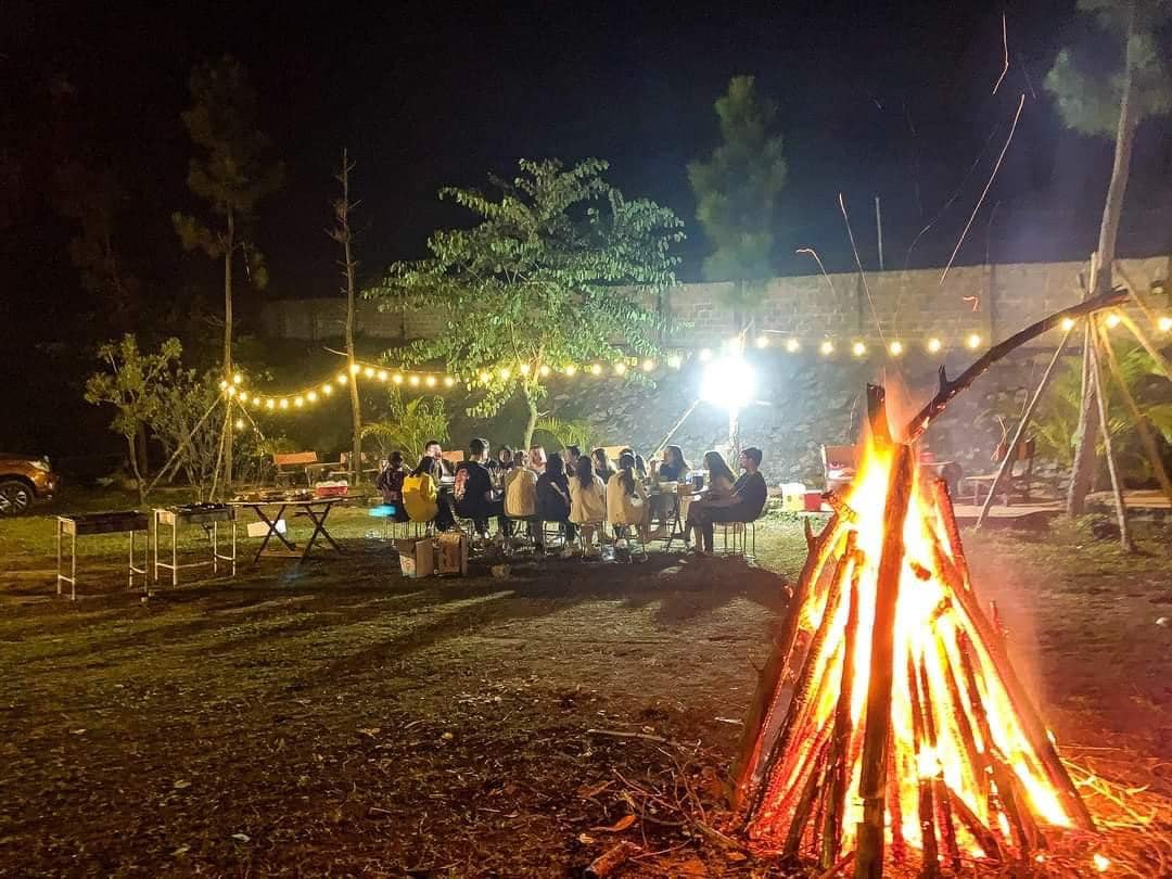 Đốt lửa trại tại Khách hàng tại Homestay Furano Retreat Hòa Bình