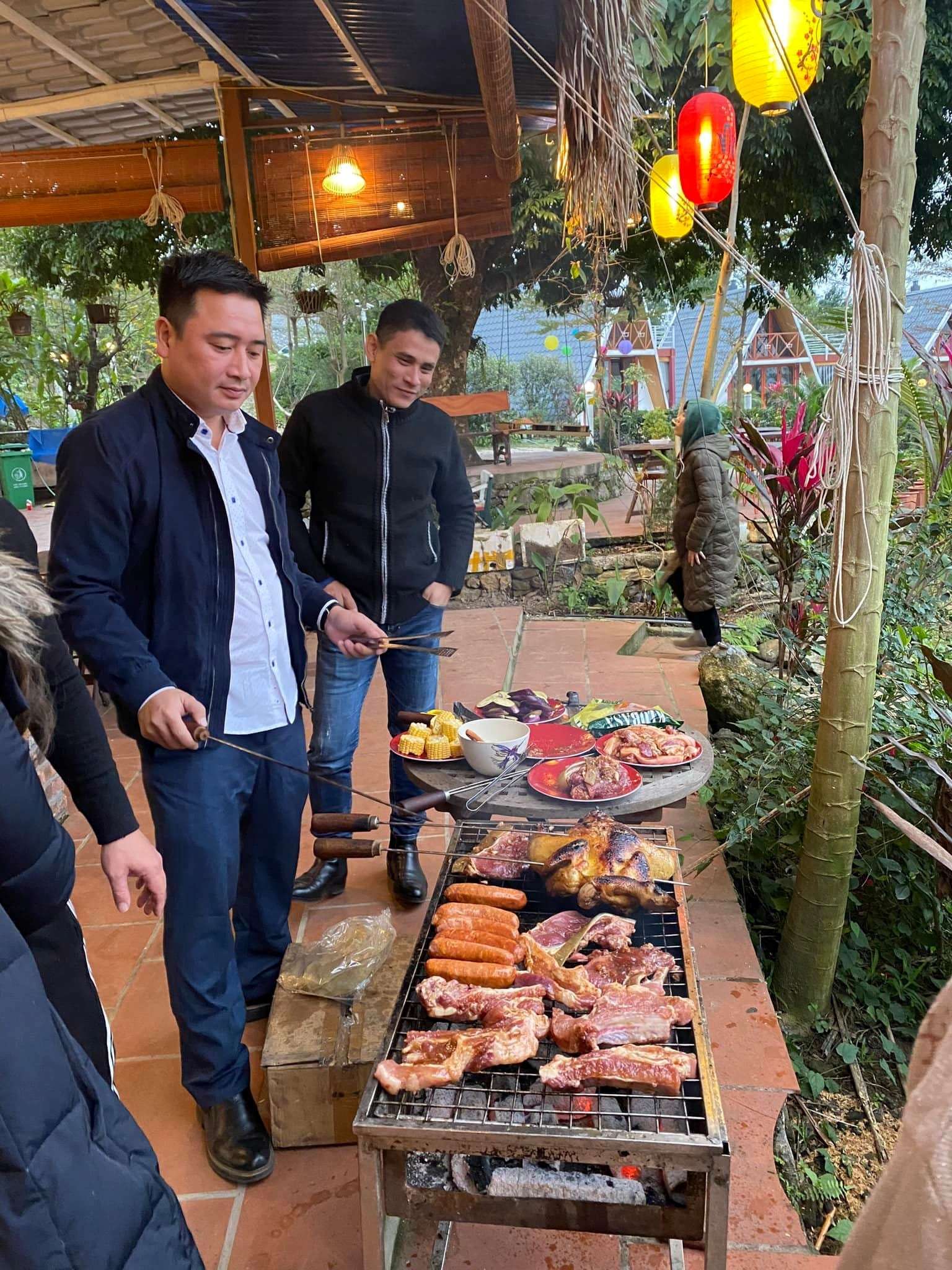 Tiệc nướng BBQ tại Đốt lửa trại tại Homestay Furano Retreat Hòa Bình