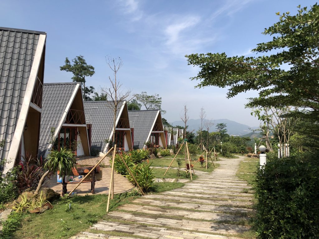 Lối đi bằng gỗ tại Homestay Furano Retreat Hòa Bình