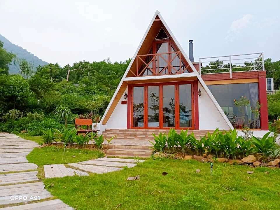 Cây cối xung quanh các căn nhà tại Homestay Furano Retreat Hòa Bình