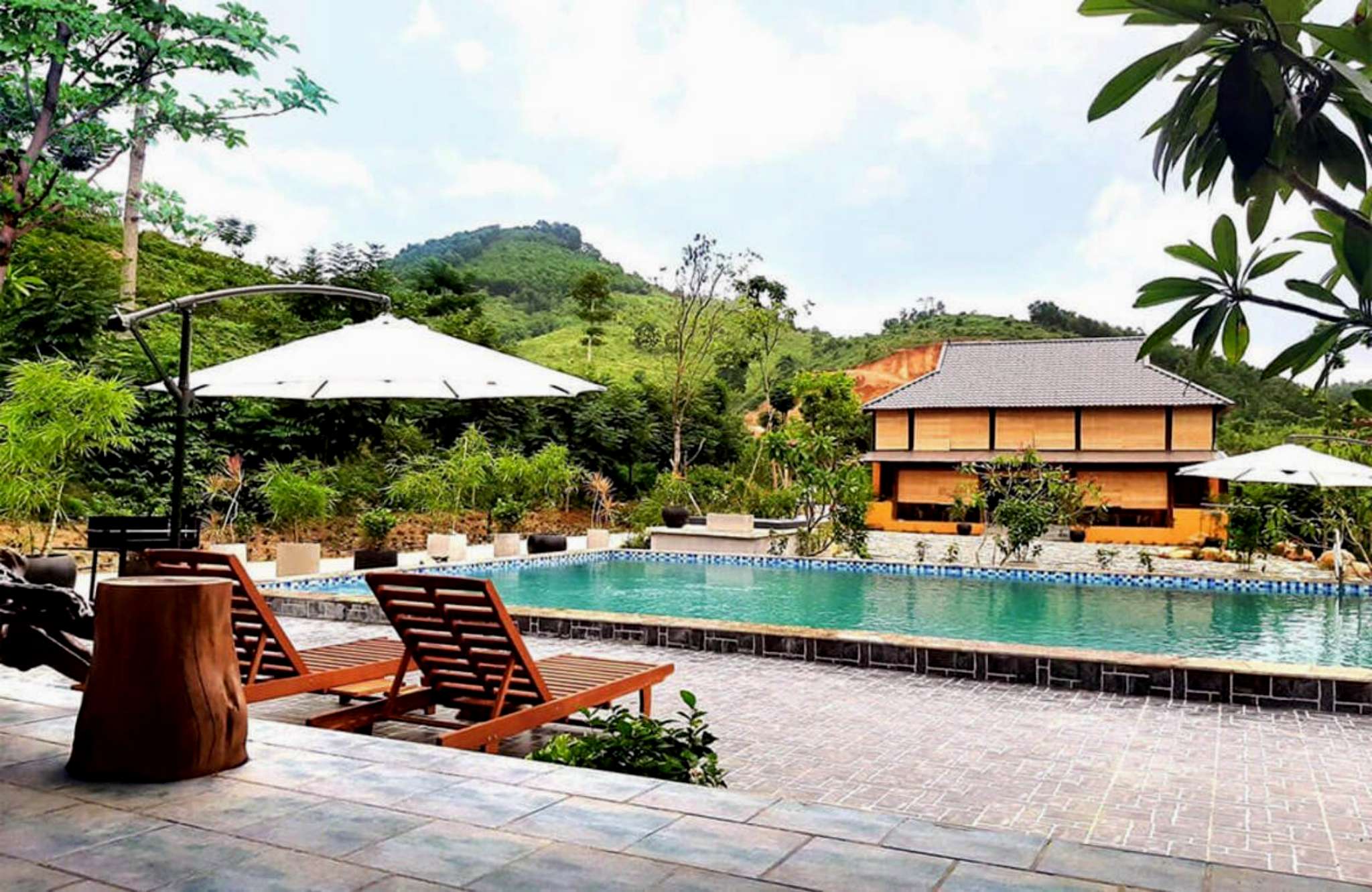 Không gian ngoài trời villa mùa thu tại Tula Hardin Homestay Hòa Bình
