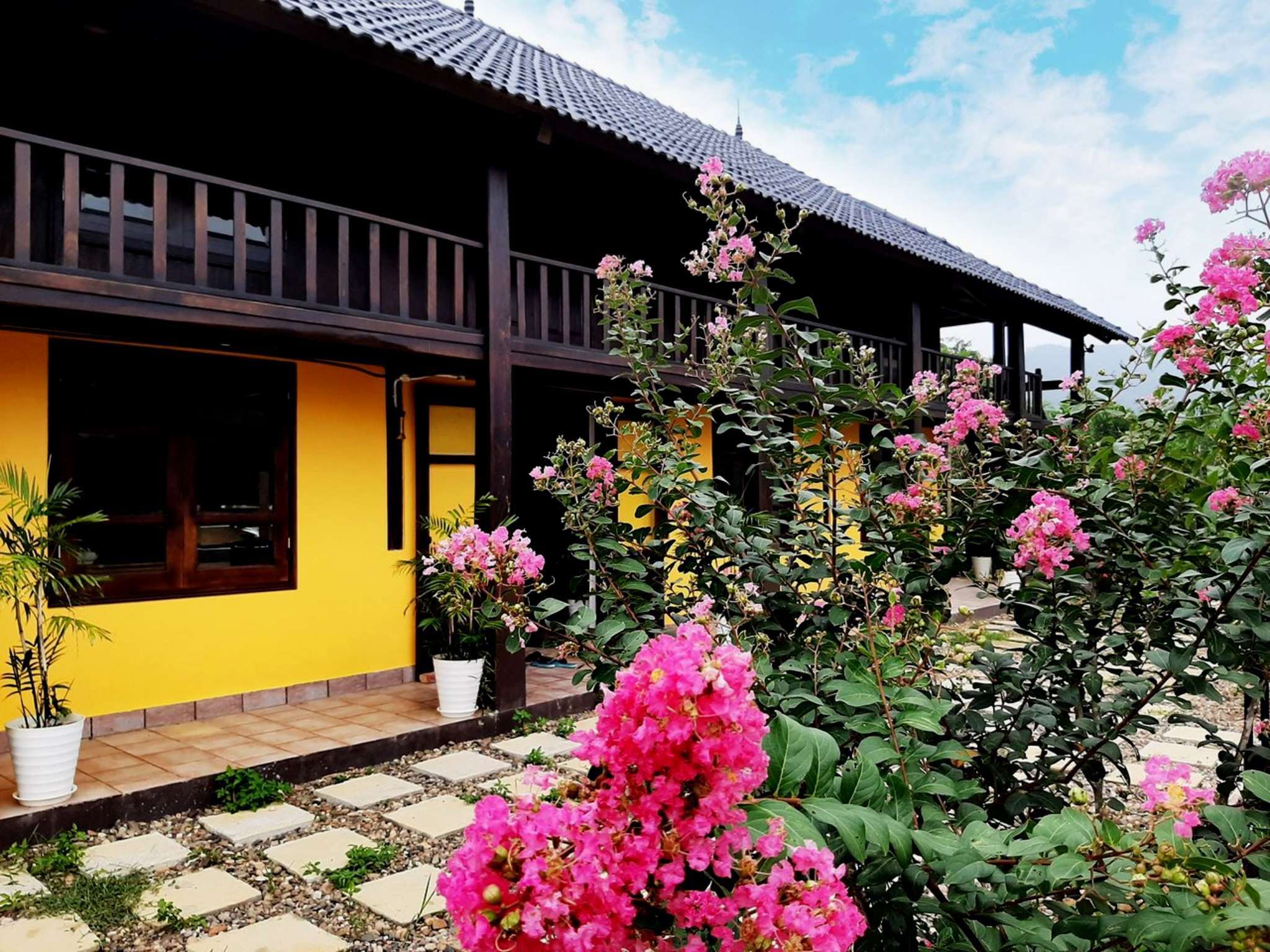 Không gian ngoài trời tại Tula Hardin Homestay Hòa Bình