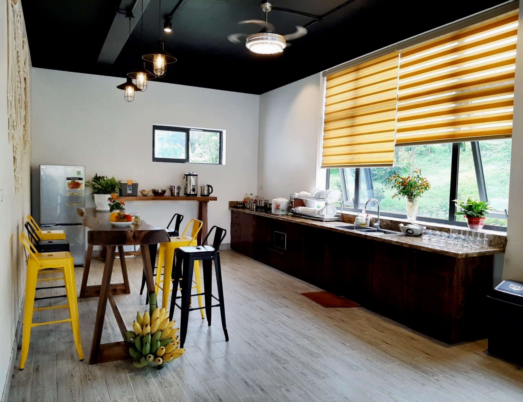Không gian phòng bếp tại Tula Hardin Homestay Hòa Bình