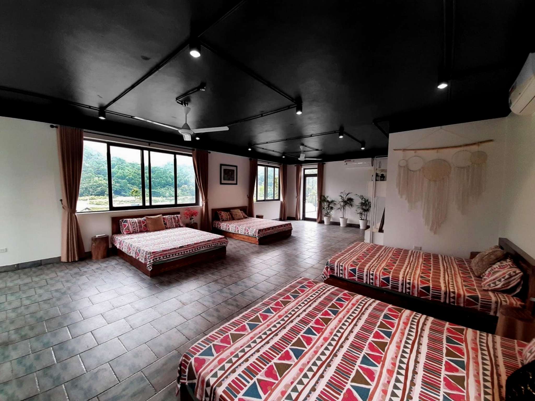 Không gian phòng ngủ villa mùa hè tại Tula Hardin Homestay Hòa Bình