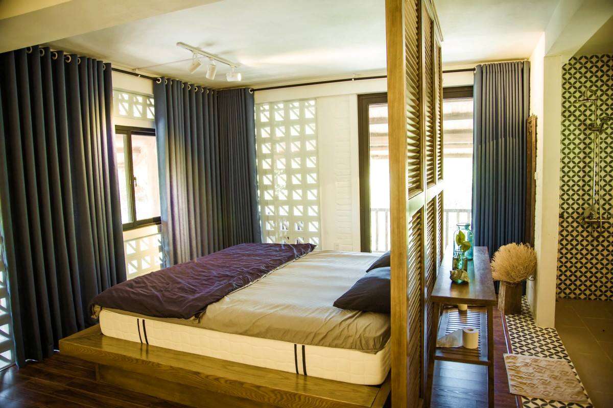 1 phòng khép kín với 2 giường đôi tại Giang House Homestay Hòa Bình