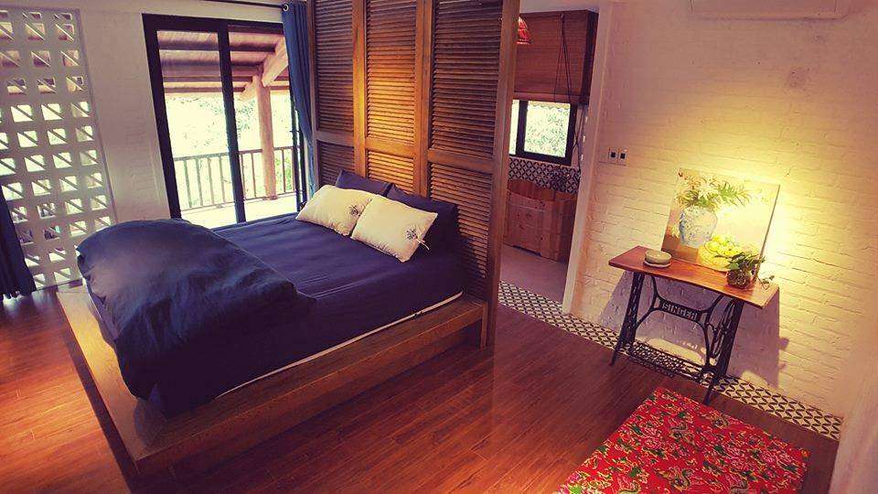 1 phòng ngủ khép kín có 1 giường đôi cùng bồn tắm tại Giang House Homestay Hòa Bình