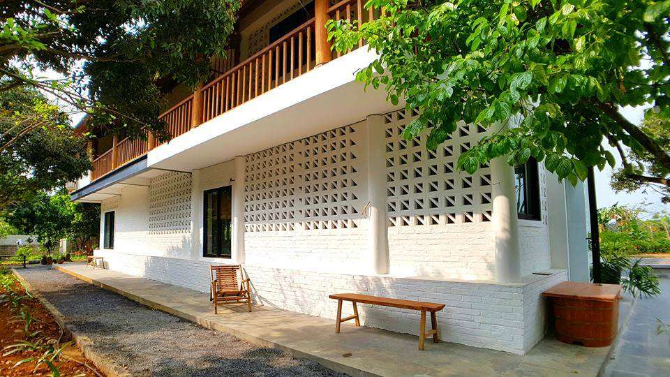 Tường phong cách Indochine tại Giang House Homestay Hòa Bình