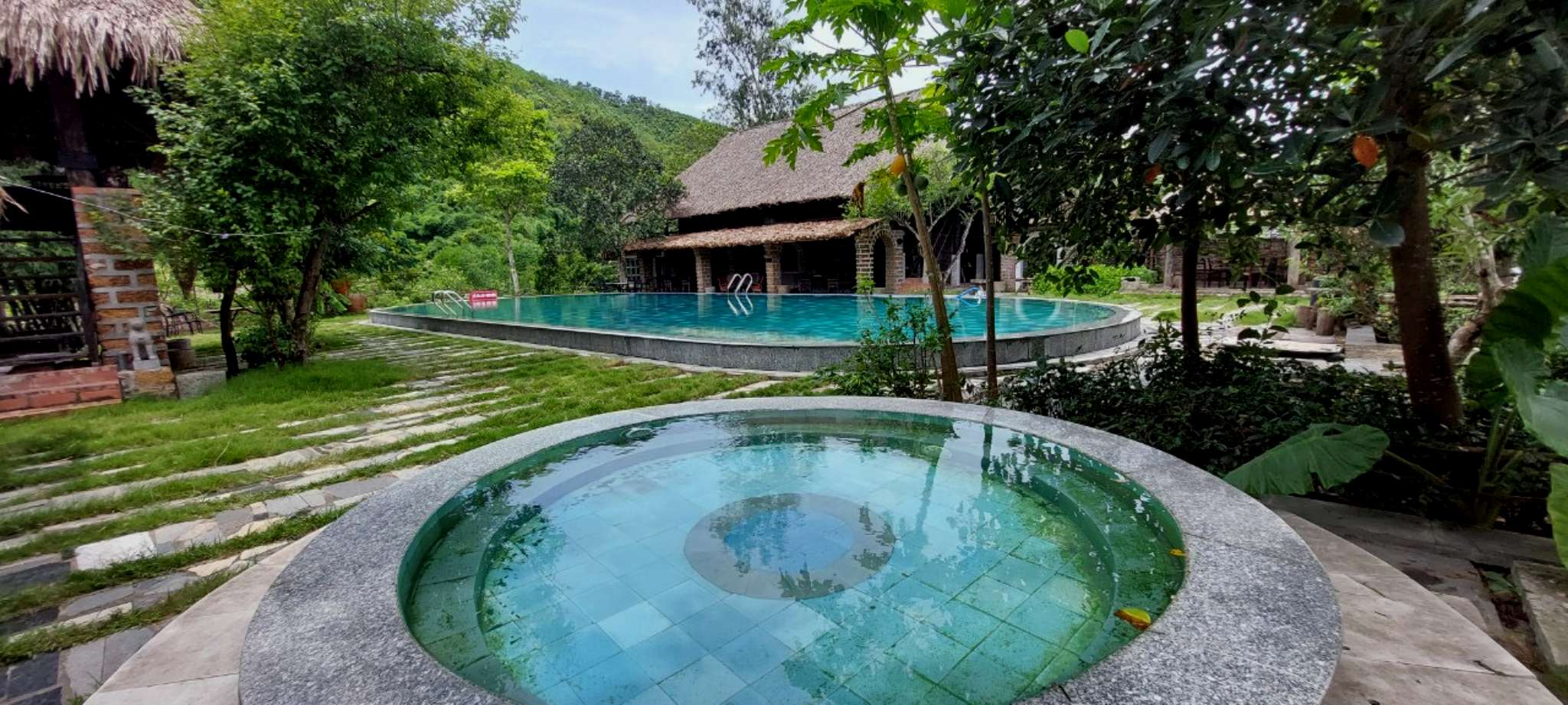 Bể bơi tại Nả Yên Homestay Hòa Bình