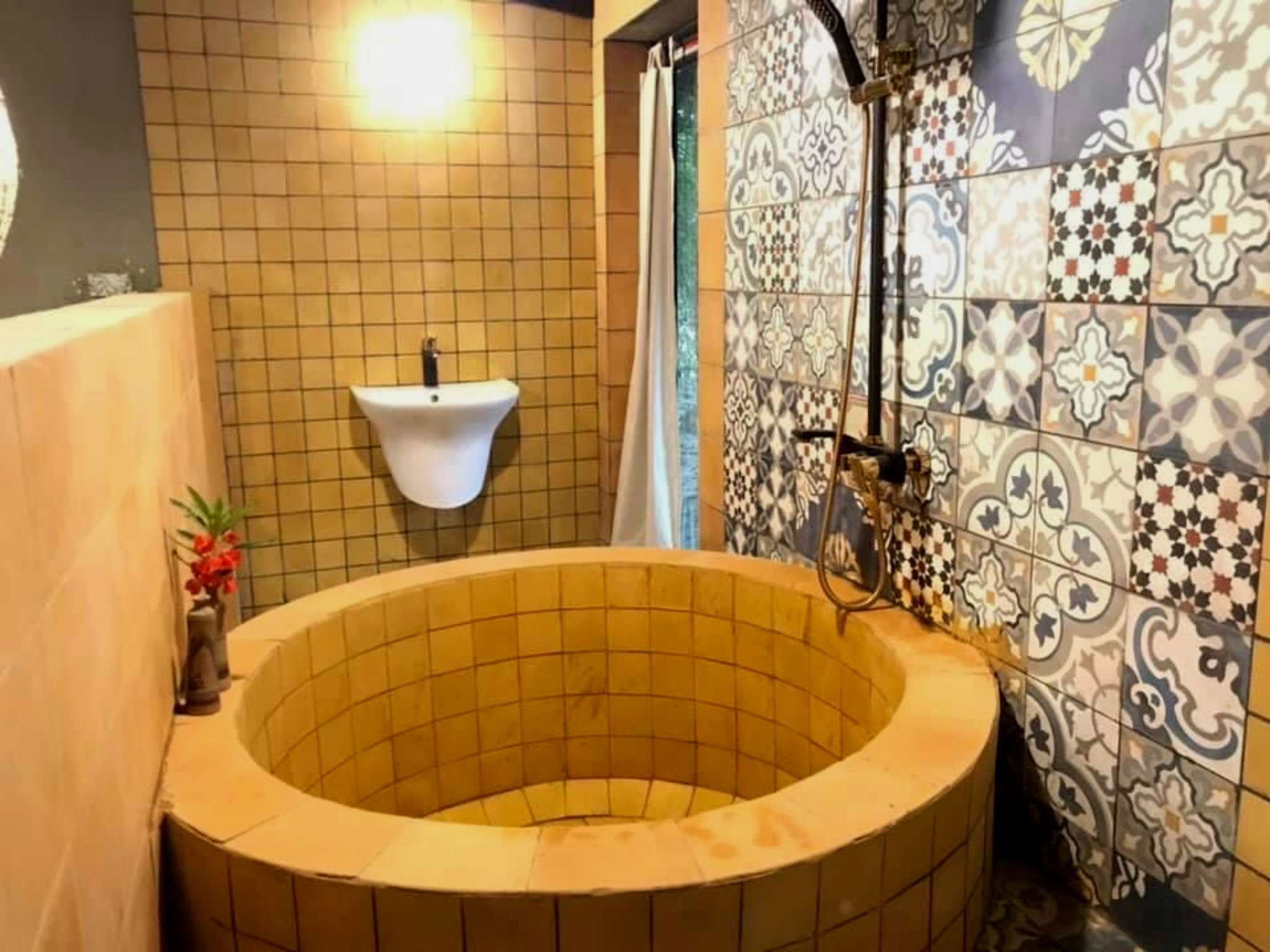 Thiết kế phòng tắm tại Nả Yên Homestay Hòa Bình