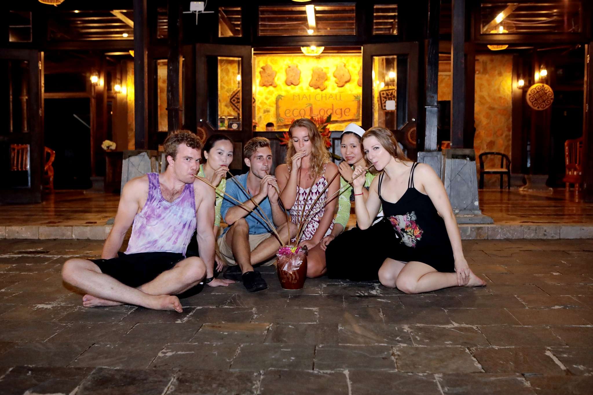 du khách nước ngoài tại Mai Châu Ecolodge Hòa Bình