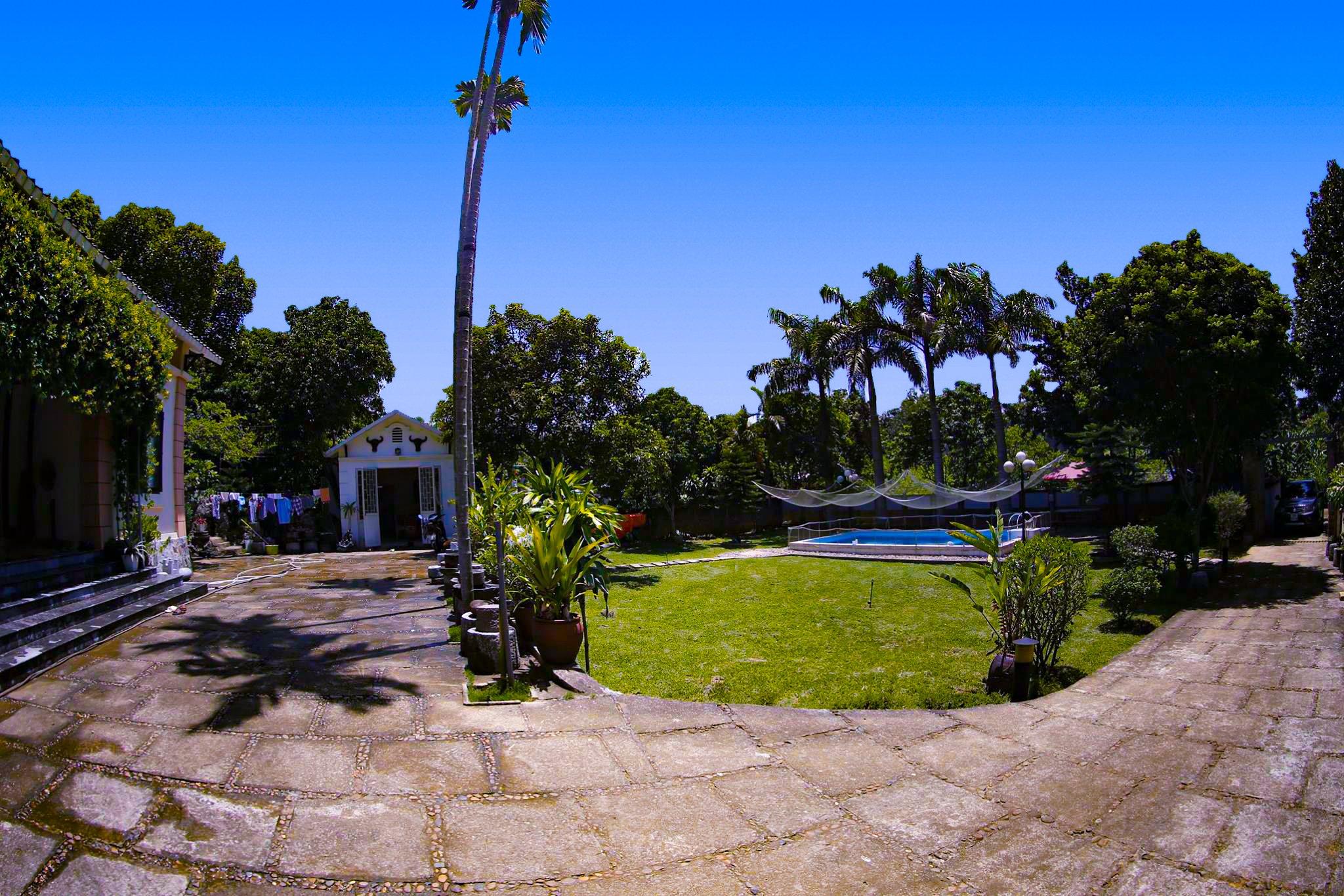 Lối đi lát đá nhám tại Sunday Villa Hòa Bình