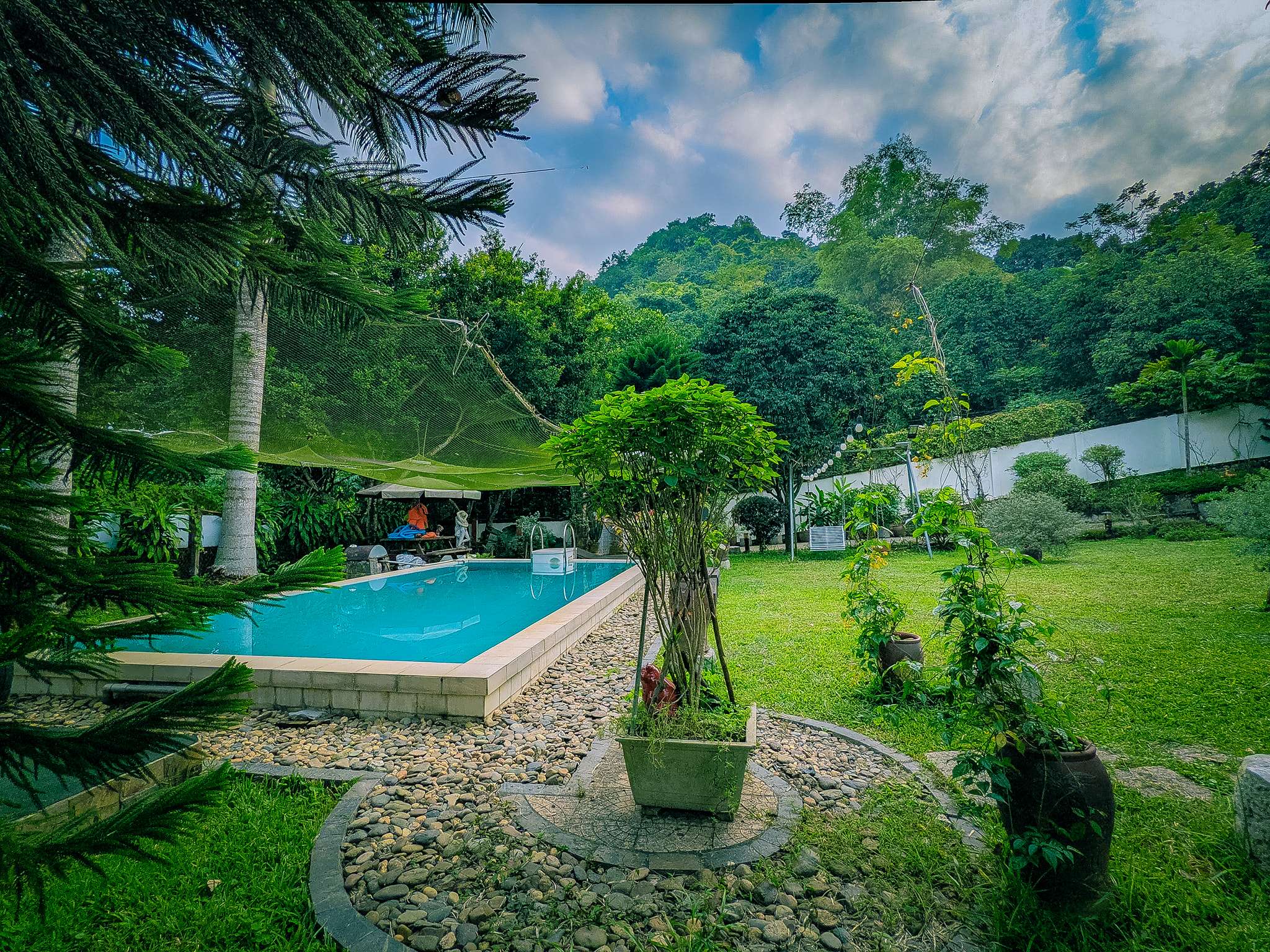 Bể bơi ngoài trời tại Sunday Villa Hòa Bình