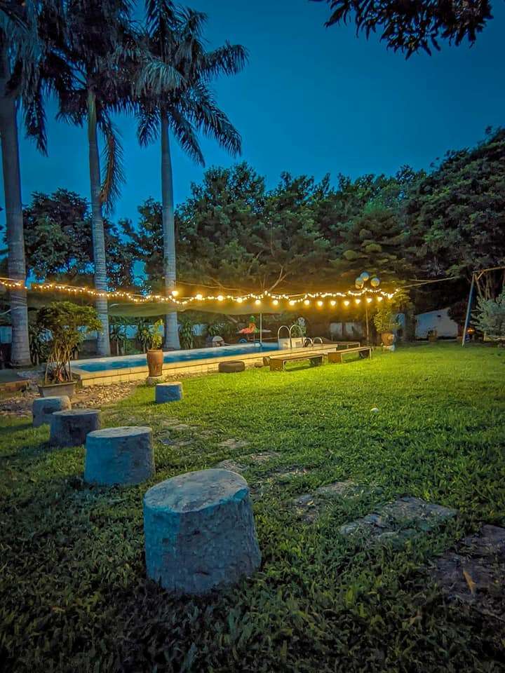 Không gian ngoài trười rộng lớn tại Sunday Villa Hòa Bình