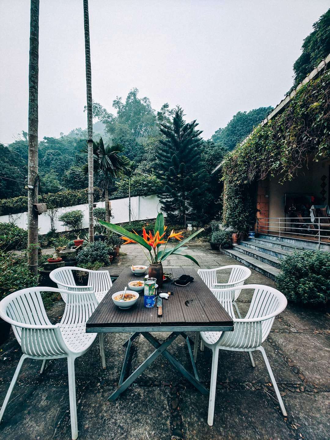 Bàn tiệc ngoài trời tại Sunday Villa Hòa Bình