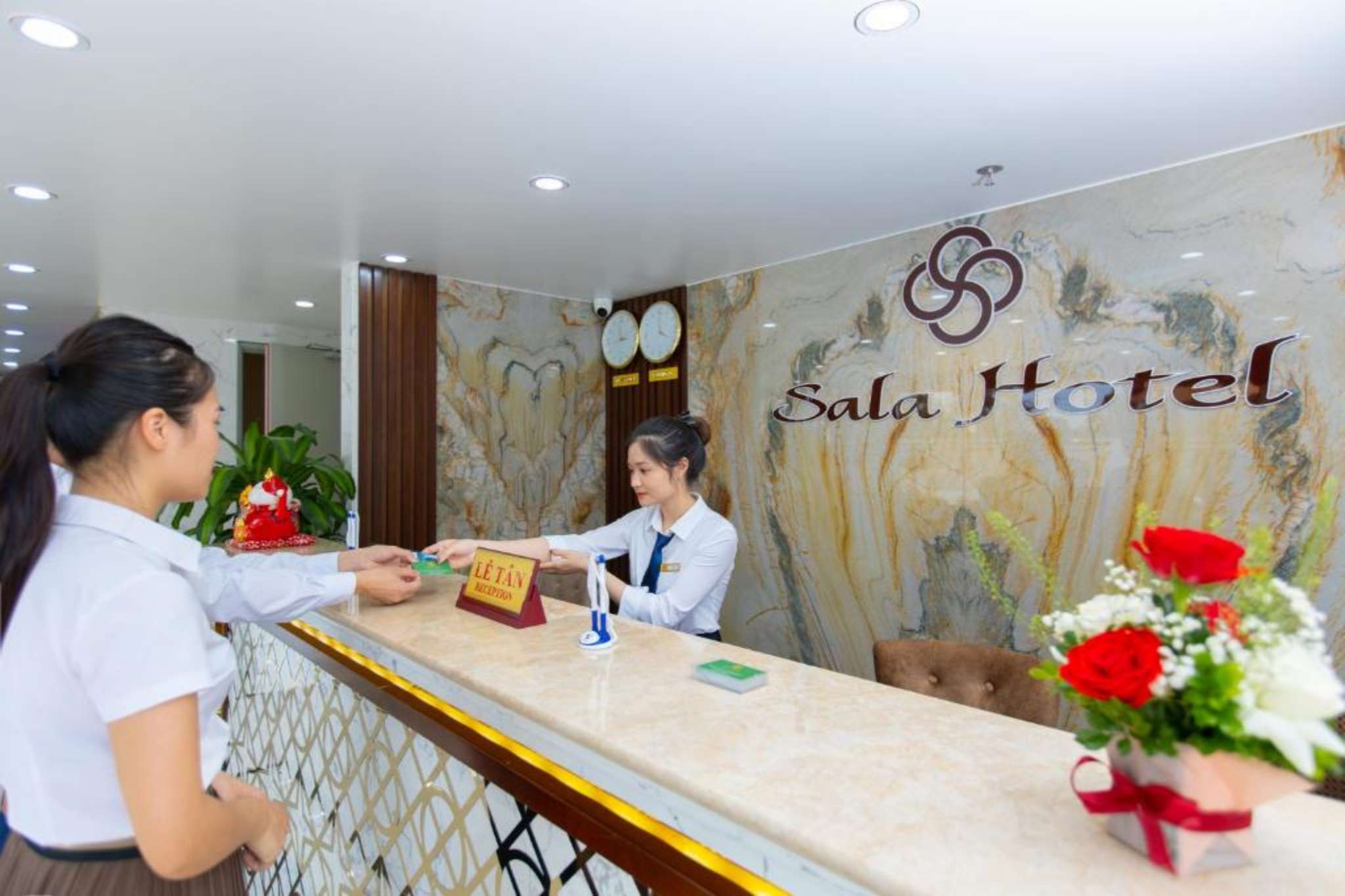 Quầy lễ tân của khách sạn Sala Hotel