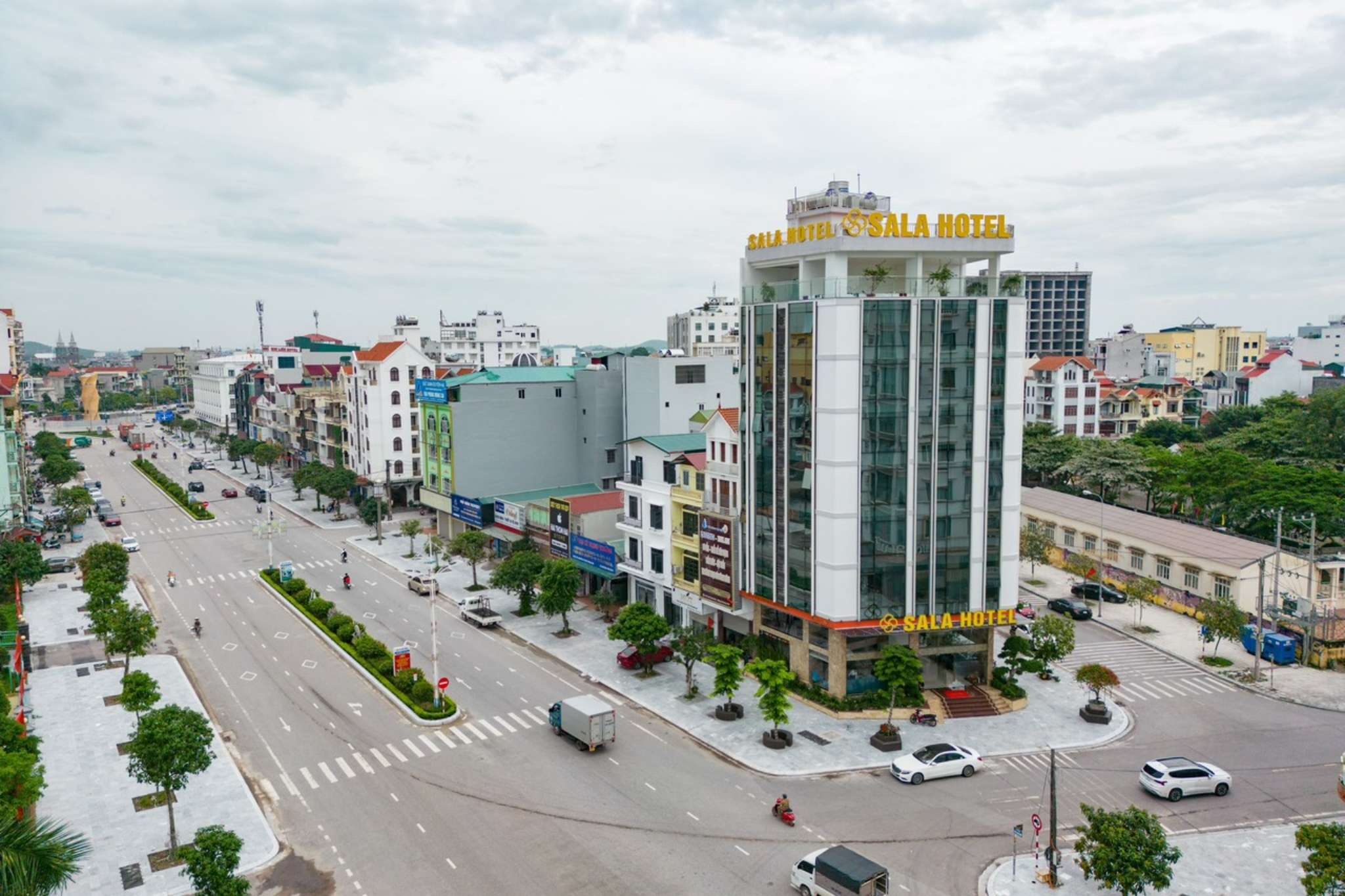 Toàn cảnh Sala Hotel Móng Cái khi nhìn bên ngoài