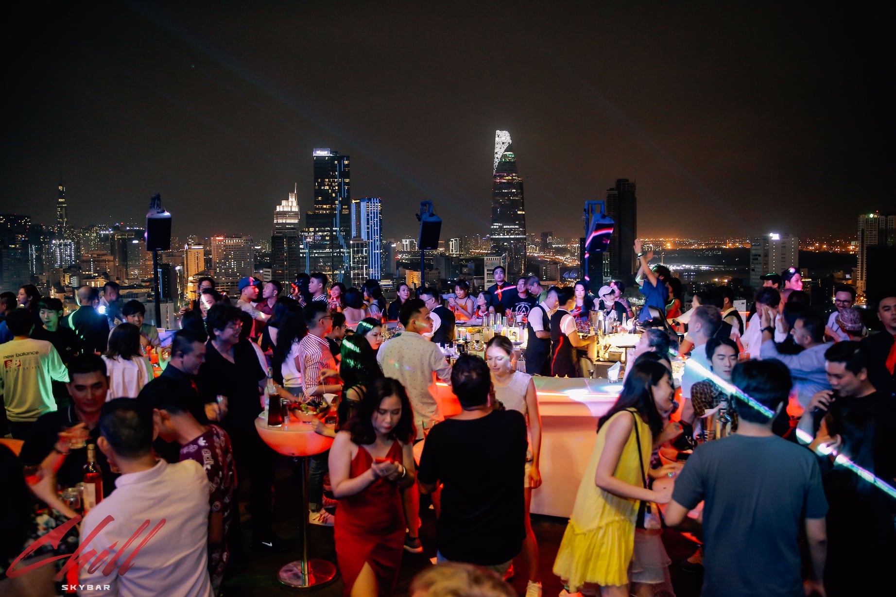 Chill Sky Bar Rooftop Sài Gòn - Bar phong cách tầng thượng Hot nhất Sài ...