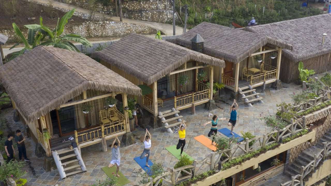 Mái nhà lợp bằng rơm nhân tạo tại Eco Palms House