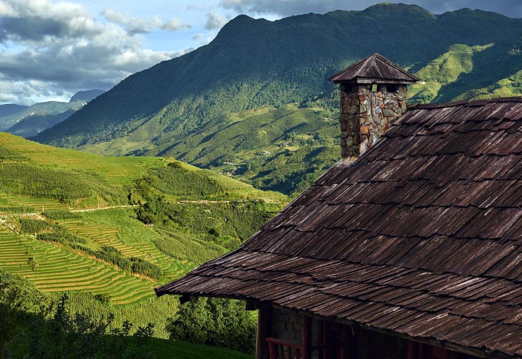 Mái nhà phong cách H'mông tại Laxsik Ecolodge 