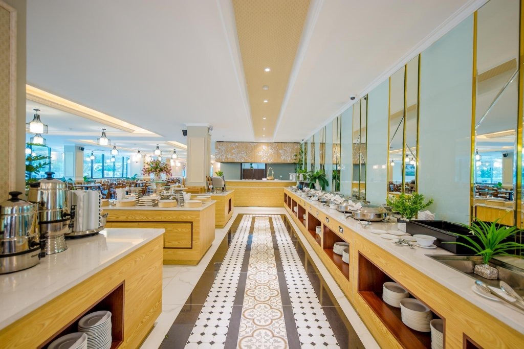 Không gian nhà hàng tại Orbit Resort & Spa