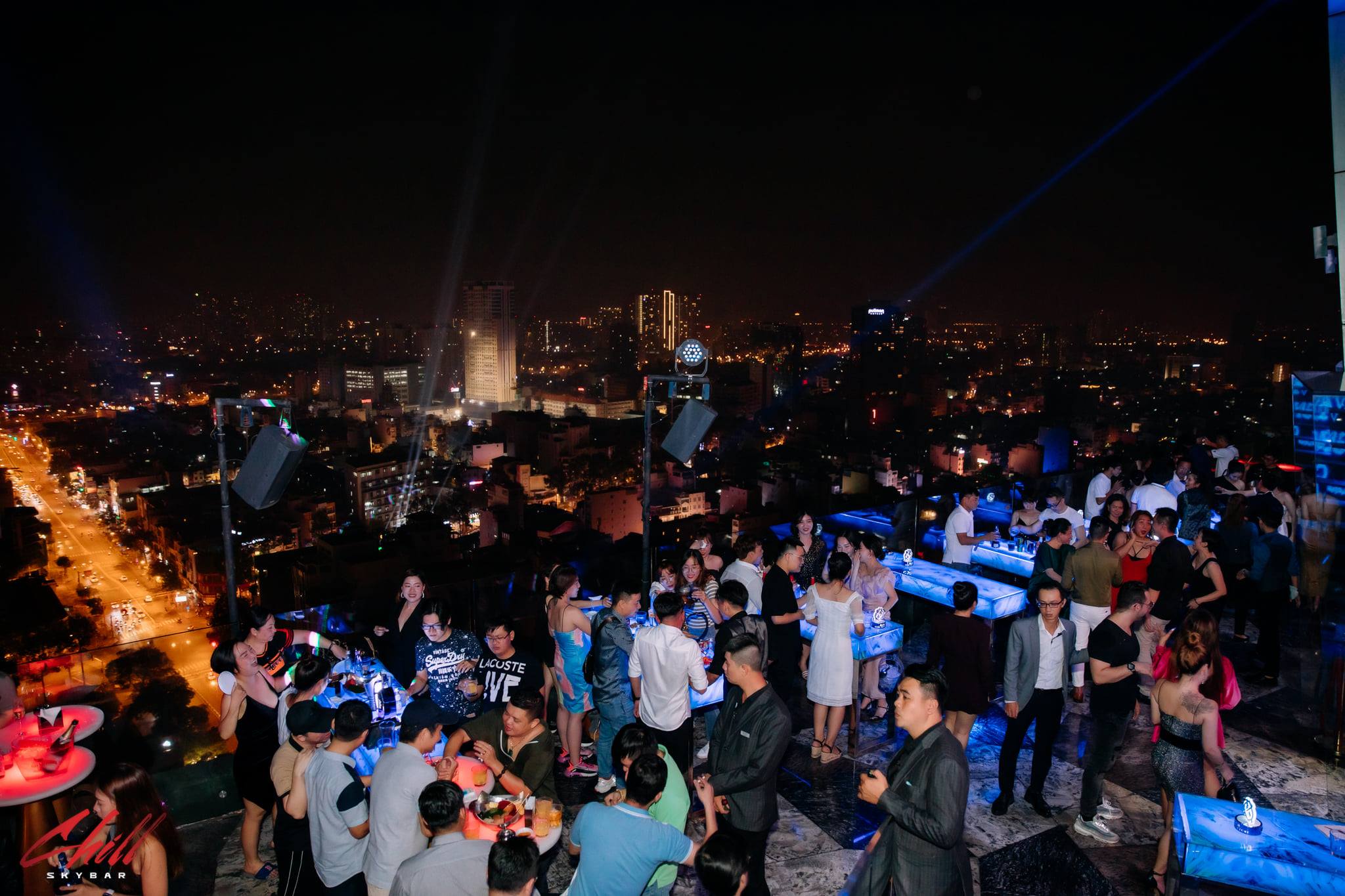 Chill Sky Bar Rooftop Sài Gòn - Bar Phong Cách Tầng Thượng Hot Nhất Sài  Thành | Kendesign