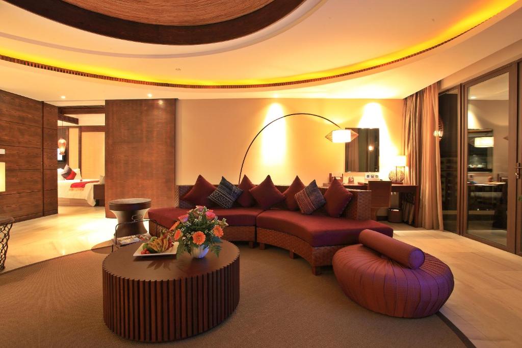 phong-tiep-khach-suite-thiet-ke-Crowne-Plaza-Đa-Nang