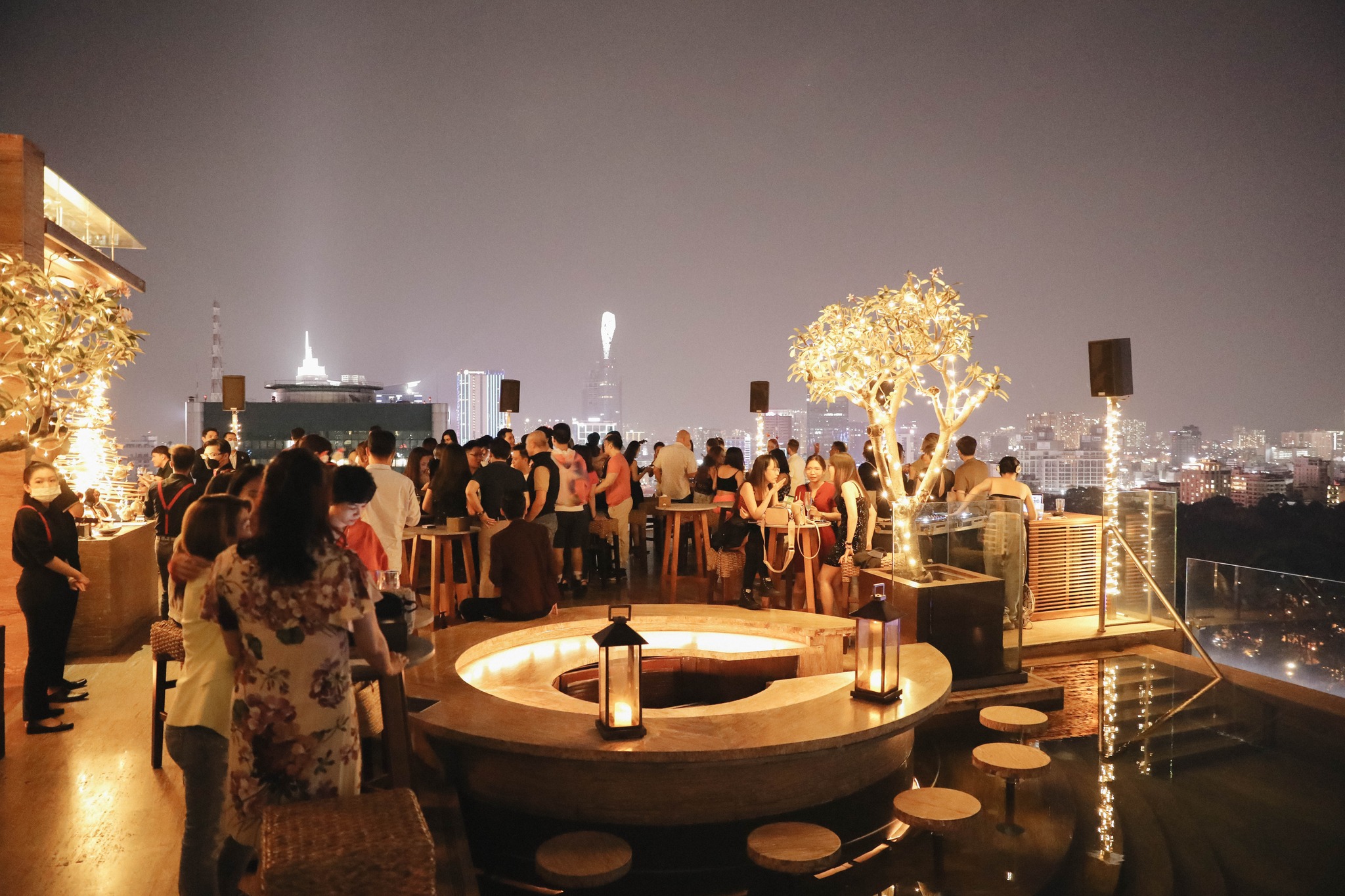 Social Club Rooftop Bar - một quán bar triệu view nằm ở vị trí trung tâm  những kiến trúc nổi bật nhấ | Kendesign