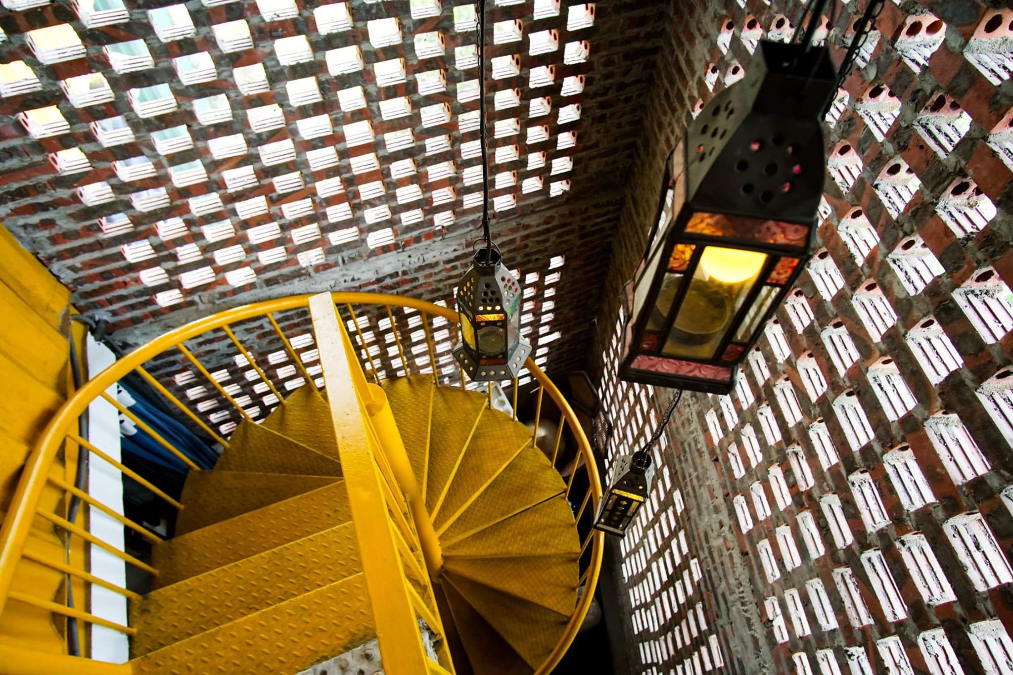 review Colorful House xưởng containers