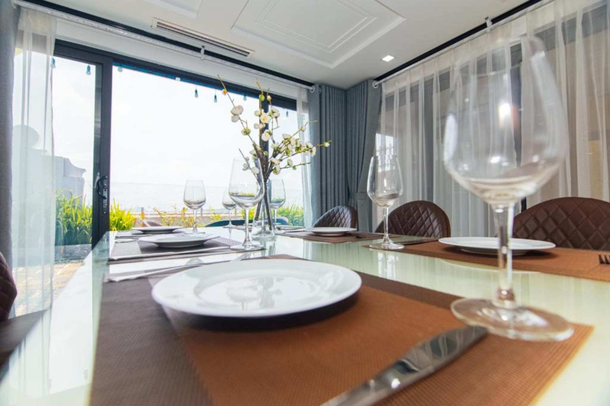 Không gian bàn ăn tại phòng căn hộ của Jade Ha Long Hotel