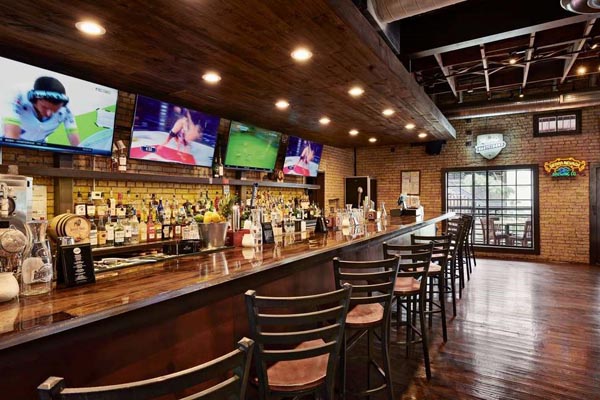 Không gian quán bar thể thao được bố trí đơn giản nhưng vẫn thấy được sự đầu tư, đẳng cấp với sự lắp đặt của các màn hình lớn truyền hình trực tiếp các sự kiện thể thao