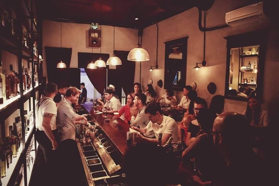 Quán bar bình dân thường bố trí không gian khá đơn giản, được coi như một quán rượu nhỏ nơi khách hàng có thể giao lưu trò chuyện