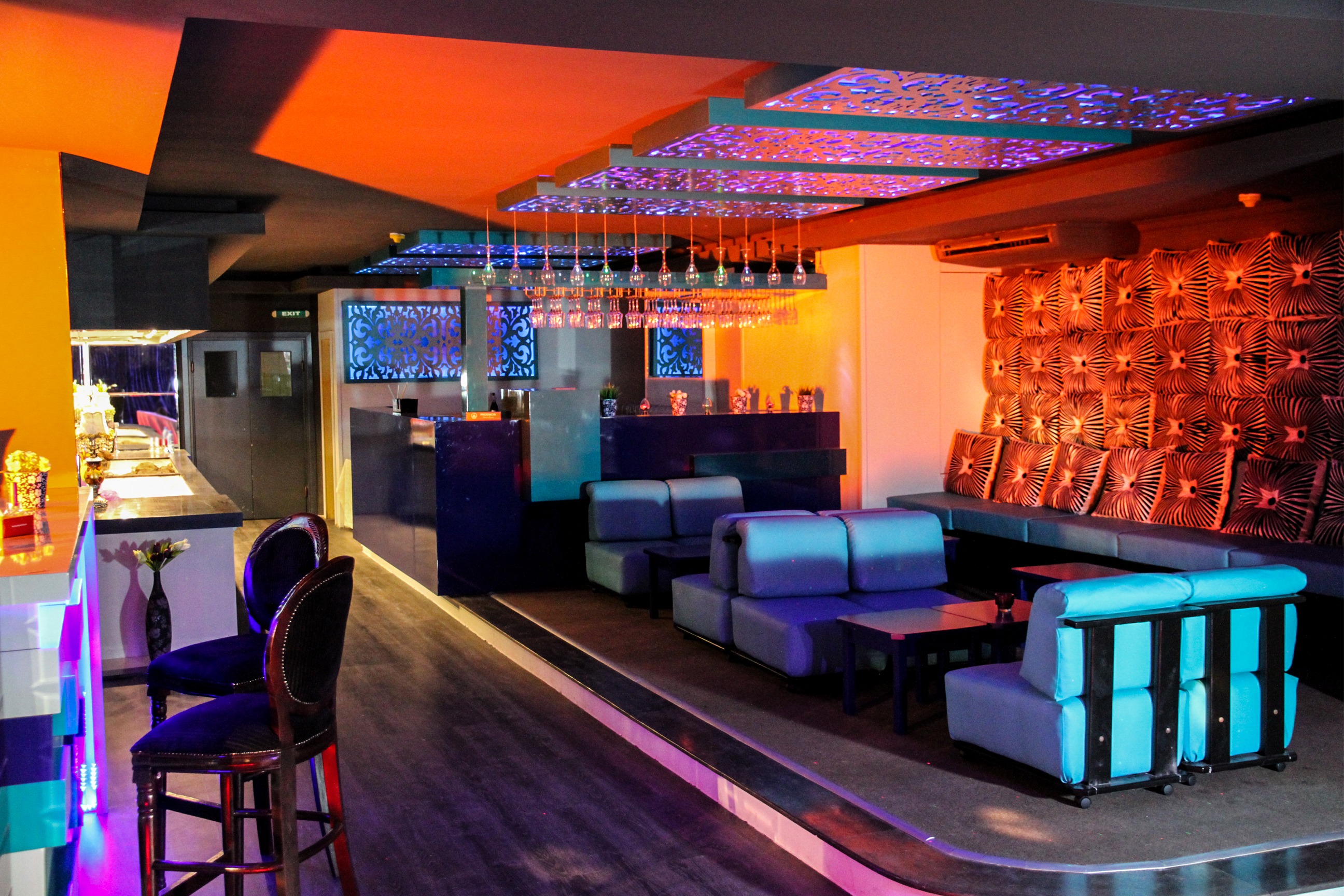 Quán bar thường được thiết kế và bố trí nhiều bàn ghế hơn so với club, để mọi người có thể có nhiều không gian thưởng thức đồ uống và các trò chơi giải trí. Phong cách của các quán bar cũng hướng tới sự thưởng thức và thư giãn.