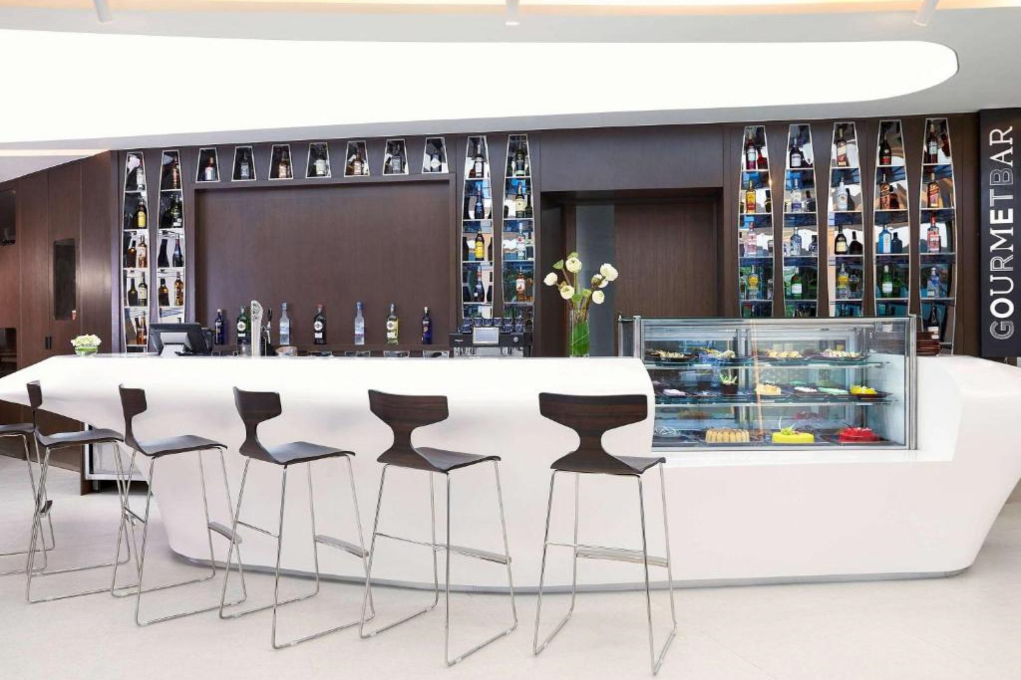 bar trong sảnh của Novotel Hanoi Thai Ha