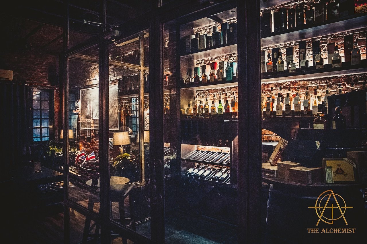 The Alchemist - Quán Bar cổ điển tại Hà Nội 