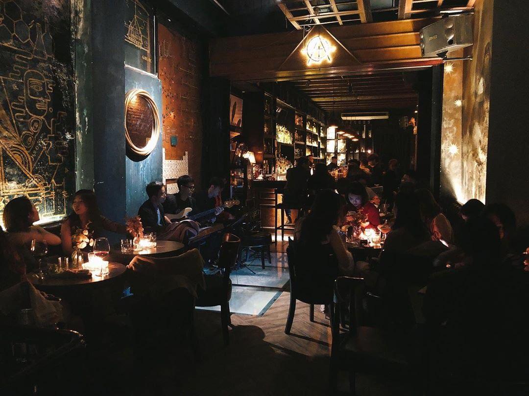 The Alchemist là quán Bar phong cách Speakeasy tại Hà Nội mang nét đẹp cổ kính và duyên dáng