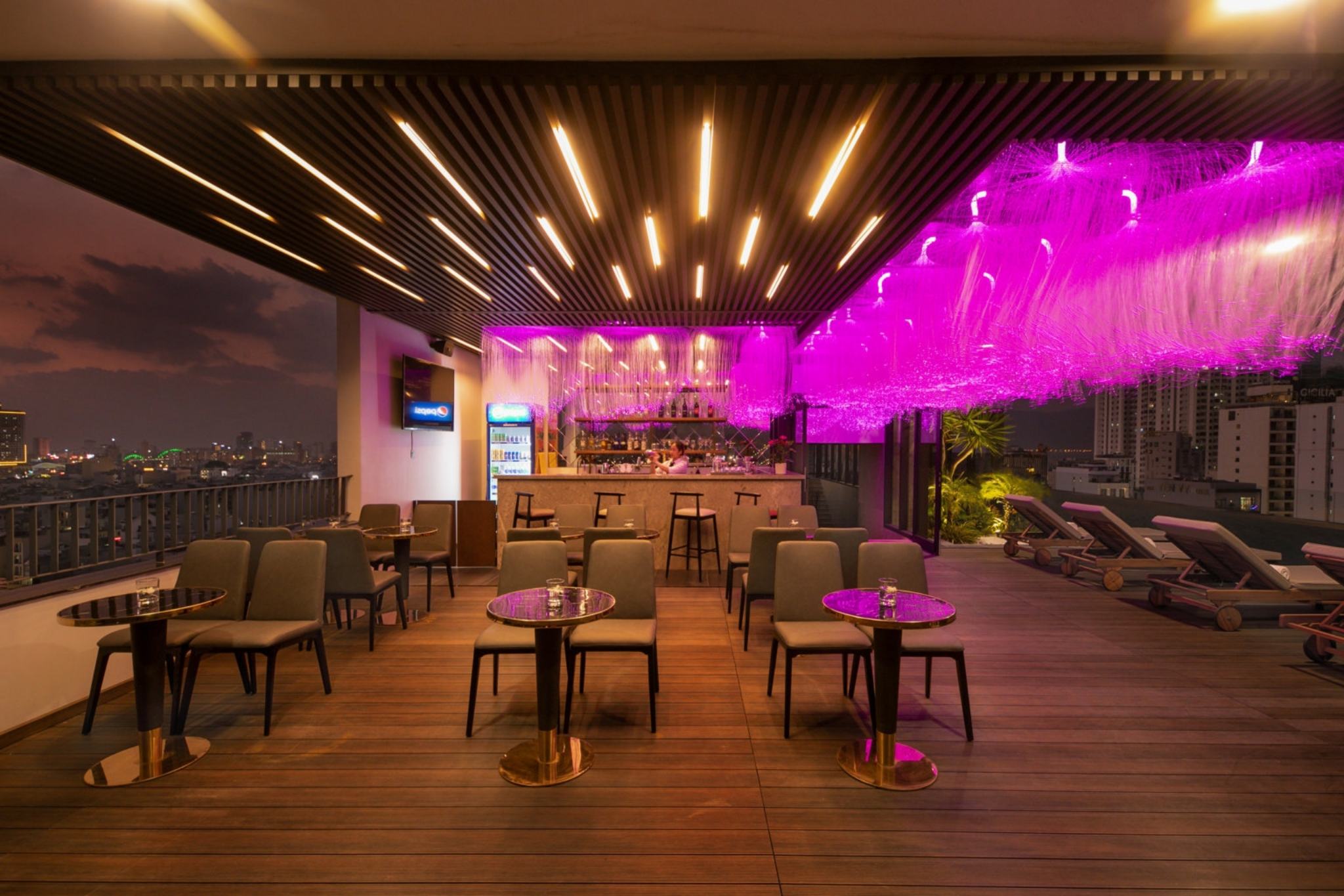 sky bar của Golden Lotus Grand Hotel