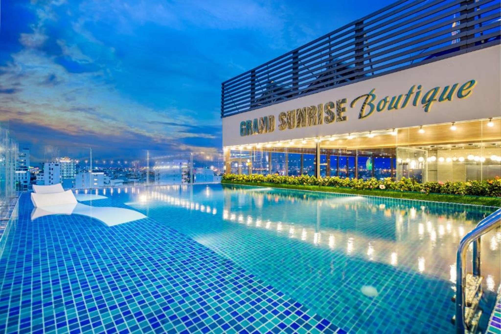 bể bơi của Grand Sunrise Boutique Hotel