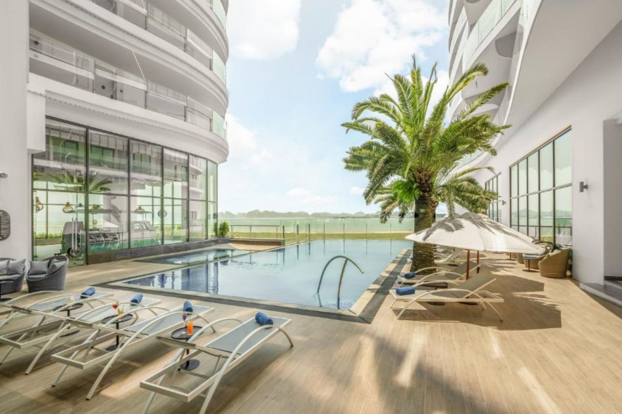 bể bơi ngoài trời của Citadines Marina Ha Long