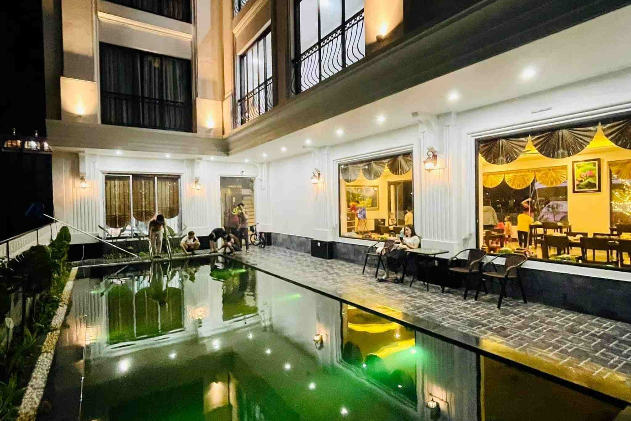 Bể bơi ngoài trời cực chill tại khách sạn