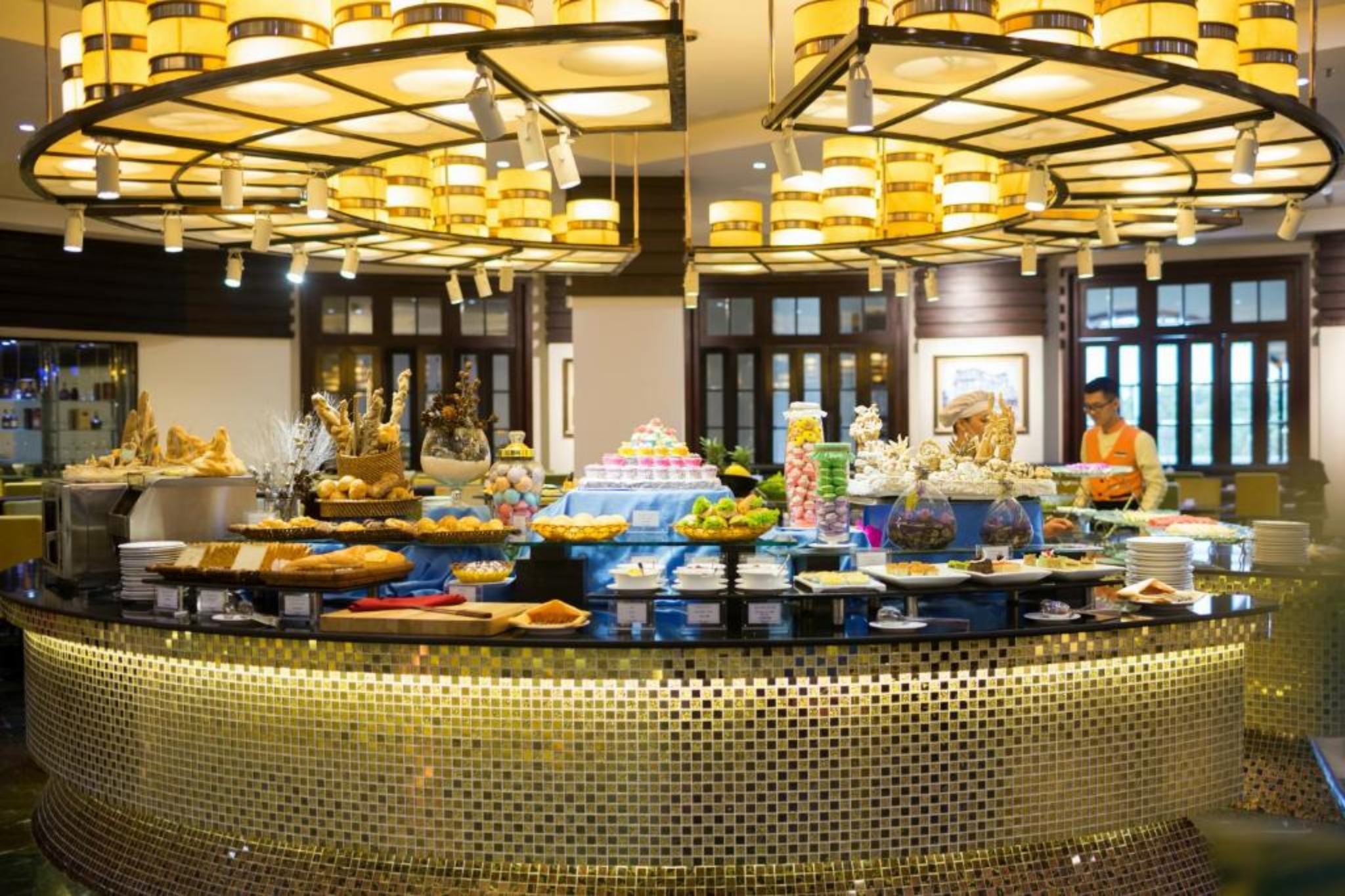 khu vực bếp mở trog nhà hàng của Royal Ha Long Hotel