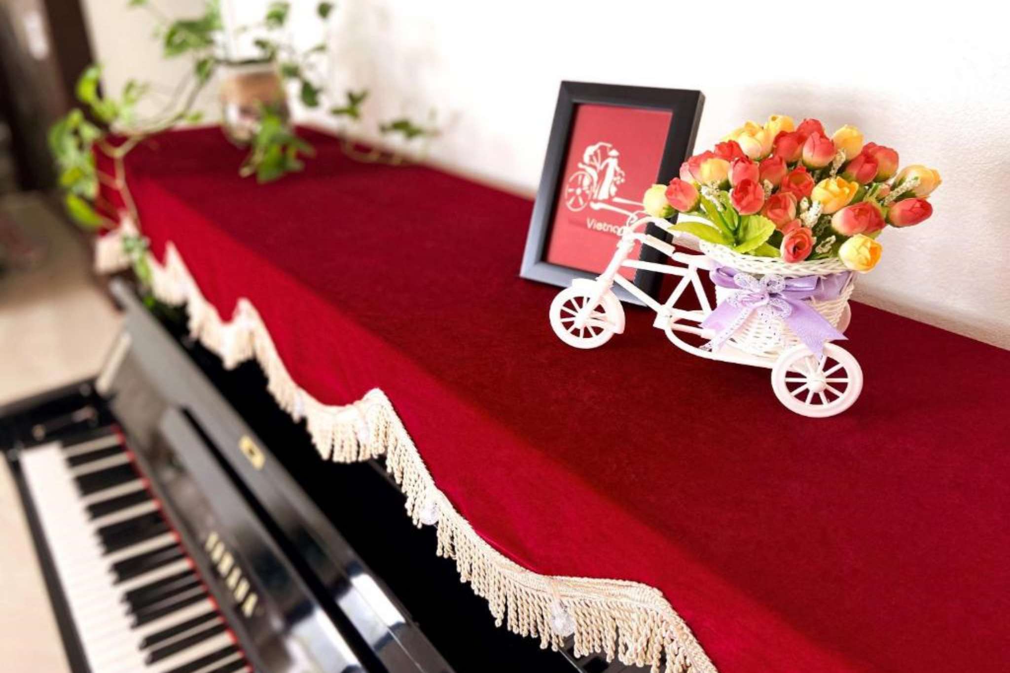 Chiếc đàn piano được đặt tại sảnh khách sạn Elysinam Boutique Ha Long